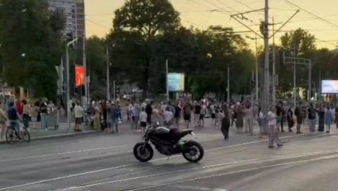 ЛУДИЛО БЕЗ КРАЈА, БАНДИТИ ЖЕЛЕ КРВОПРОЛИЋЕ ПО СВАКУ ЦЕНУ: Терористи блокадери блокирају Београд, стали на Аутокоманду и траже сукоб (ВИДЕО)
