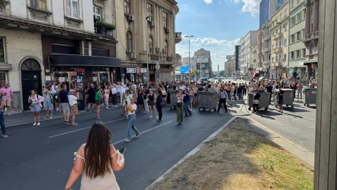 KONTEJNER REVOLUCIJA: Blokaderi maltretiraju narod, zatvorili Terazijski tunel (FOTO/VIDEO) KONTEJNER REVOLUCIJA: Blokaderi maltretiraju narod, zatvorili Terazijski tunel (FOTO/VIDEO)