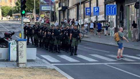 BEZ IKAKVOG NASILJA! ŽANDARMERIJA OSPOSOBILA SAOBRAĆAJ KOD TERAZIJSKOG TUNELA Blokaderi se povukli: Svi na Trg republike” (VIDEO) BEZ IKAKVOG NASILJA! ŽANDARMERIJA OSPOSOBILA SAOBRAĆAJ KOD TERAZIJSKOG TUNELA Blokaderi se povukli: Svi na Trg republike” (VIDEO)