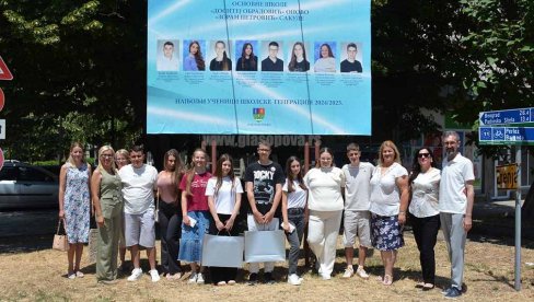 NAGRAĐENI VUKOVCI IZ OPOVA: Slike najuspešnijih osnovaca osvanule i na bilbordima NAGRAĐENI VUKOVCI IZ OPOVA: Slike najuspešnijih osnovaca osvanule i na bilbordima
