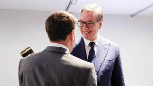 PRIJATELJSKI SASTANAK SA MAKRONOM Vučić: Upoznao sam ga i sa političkim dešavanjima u Srbiji (FOTO)