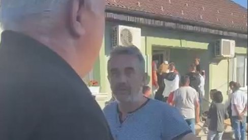 TEROR BLOKADERA NA IZBORIMA U KOSJERIĆU: Kupac glasova nasrnuo na novinara Gvozdena Nikolića (VIDEO)