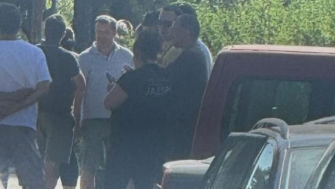 OVAKO BLOKADERI ZAMIŠLJAJU IZBORE: Pritisci, vređanje i stranačka obeležja preko puta biračkog mesta u Kosjeriću