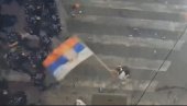 КАКО ЈЕ СРПСКА ТРОБОЈКА ПОНИЖЕНА ОД СТРАНЕ БЛОКАДЕРА? Заставу цепали, служила им као крпа, а сада и као оружје (ВИДЕО) КАКО ЈЕ СРПСКА ТРОБОЈКА ПОНИЖЕНА ОД СТРАНЕ БЛОКАДЕРА? Заставу цепали, служила им као крпа, а сада и као оружје (ВИДЕО)
