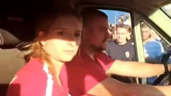 ДОКЛЕ ИДЕ ЛУДИЛО БЛОКАДЕРА? Псују и нападају хитну помоћ док крвав човек седи унутра (ВИДЕО) ДОКЛЕ ИДЕ ЛУДИЛО БЛОКАДЕРА? Псују и нападају хитну помоћ док крвав човек седи унутра (ВИДЕО)
