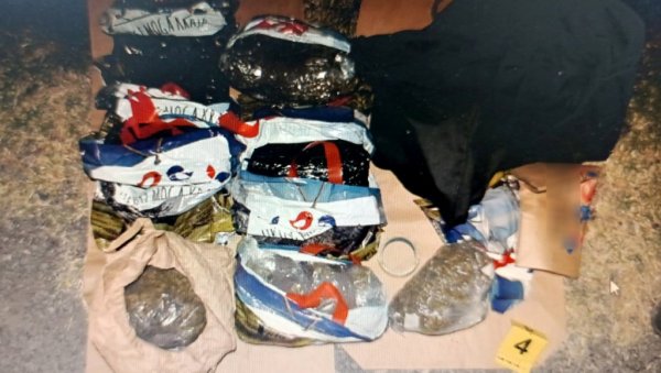 У АУТО-ПРИКОЛИЦИ У РУМЕНКИ ЗАПЛЕЊЕНО 20 КИЛОГРАМА МАРИХУАНЕ: Новосадска полиција ухапсила двојицу осумњичених  за трговину дрогом
