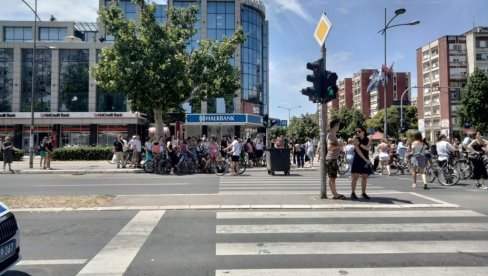 ZAROBLJENI NA RASKRSNICI: Blokaderi zgubidani i danas maltetiraju građane Novog Sada (FOTO/VIDEO)