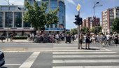 ЗАРОБЉЕНИ НА РАСКРСНИЦИ: Блокадери згубидани и данас малтетирају грађане Новог Сада (ФОТО/ВИДЕО) ЗАРОБЉЕНИ НА РАСКРСНИЦИ: Блокадери згубидани и данас малтетирају грађане Новог Сада (ФОТО/ВИДЕО)