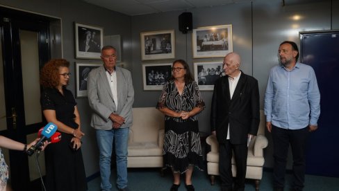 СТИХОВИ ЗА КАШИКУ СИРОТИЊЕ НА КОСОВУ: Матија Бећковић и Звездара театар сав приход од вечери поезије поклонили народним кухињама на КиМ