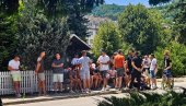 OSMATRAČNICA NA BIRAČKOM MESTU: Blokaderi u Kosjeriću plaše narod, dobacuju i vređaju (VIDEO) OSMATRAČNICA NA BIRAČKOM MESTU: Blokaderi u Kosjeriću plaše narod, dobacuju i vređaju (VIDEO)