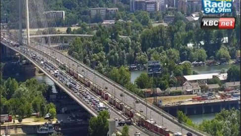 ХАОС НА МОСТУ НА АДИ: Трамвај испао из шина, саобраћај потпуно блокиран (ФОТО) ХАОС НА МОСТУ НА АДИ: Трамвај испао из шина, саобраћај потпуно блокиран (ФОТО)