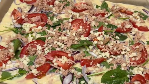 BEZ RAZVLAČENJA TESTA: Najjednostavniji recept za picu (VIDEO)