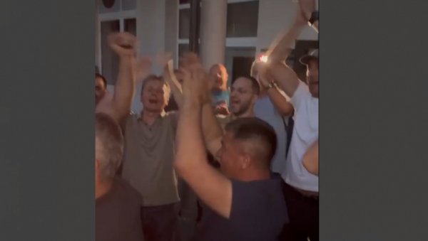 УБЕДЉИВ ТРИЈУМФ: Напредњаци славе победу у Косјерићу (ВИДЕО) УБЕДЉИВ ТРИЈУМФ: Напредњаци славе победу у Косјерићу (ВИДЕО)