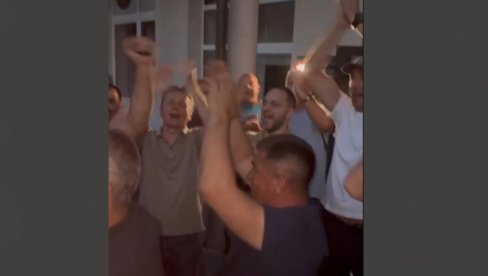 UBEDLJIV TRIJUMF: Naprednjaci slave pobedu u Kosjeriću (VIDEO) UBEDLJIV TRIJUMF: Naprednjaci slave pobedu u Kosjeriću (VIDEO)
