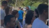 СРАМОТНО: Блокадери провоцирали студенте ФОН-а који желе да полажу испит (ВИДЕО) СРАМОТНО: Блокадери провоцирали студенте ФОН-а који желе да полажу испит (ВИДЕО)
