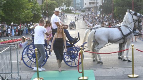 ДУХ СЛОБОДЕ, БУНТА И НАПРЕТКА: Уз дефиле фијактера, ватромет и музику, испод Космаја отворен 53. Софест ДУХ СЛОБОДЕ, БУНТА И НАПРЕТКА: Уз дефиле фијактера, ватромет и музику, испод Космаја отворен 53. Софест