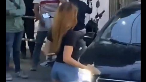 РЕАГОВАЛА И ПОЛИЦИЈА: Ухватила рођеног оца са љубавницом - направила ХАОС на улици (ВИДЕО)