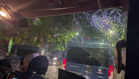 БЛОКАДЕРИ НАПАЛИ ПОЛИЦИЈУ НА БУЛЕВАРУ: Ужасне сцене - повређен полицајац, уништено полицијско возило (ВИДЕО)