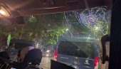 BLOKADERI NAPALI POLICIJU NA BULEVARU: Užasne scene - povređen policajac, uništeno policijsko vozilo (VIDEO)