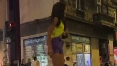 БЛОКАДЕРКА СКАЧЕ ПО КОНТЕЈНЕРУ И ВРИШТИ: Да ли је могуће да је ово нечији програм? (ВИДЕО) БЛОКАДЕРКА СКАЧЕ ПО КОНТЕЈНЕРУ И ВРИШТИ: Да ли је могуће да је ово нечији програм? (ВИДЕО)