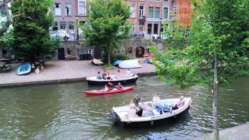 ŽIVOT VRTE NA DVA TOČKA: Na licu mesta u Amsterdamu, prestonici Holandije, druželjubivom gradu sa obiljem znamenitosti,tolaranicije i bicikala