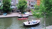 ŽIVOT VRTE NA DVA TOČKA: Na licu mesta u Amsterdamu, prestonici Holandije, druželjubivom gradu sa obiljem znamenitosti,tolaranicije i bicikala