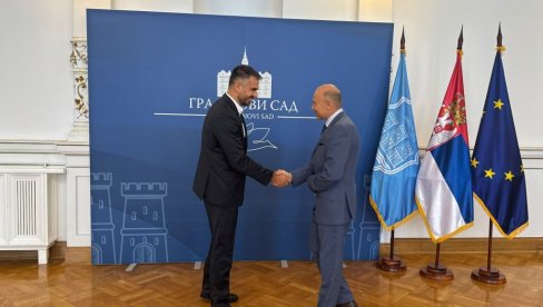 ЧЕШКИ АМБАСАДОР ЈАН БОНДИ ПОСЕТИО НОВИ САД: Разговор са градоначелником о јачању сарадње у различитим областима