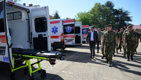ДЕСЕТ НОВИХ САНИТЕТСКИХ ВОЗИЛА ЗА ВОЈСКУ СРБИЈЕ: Примопредаји присуствовали Мојсиловић и Гашић (ФОТО)