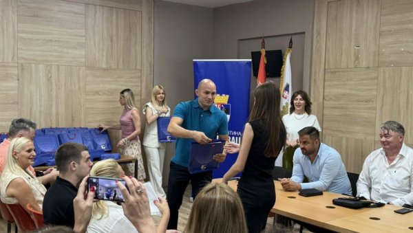 ВУКОВЦИ НА БИЛБОРДИМА: Награђени најбољи ђаци средњих и основних школа са територије Вождовца ВУКОВЦИ НА БИЛБОРДИМА: Награђени најбољи ђаци средњих и основних школа са територије Вождовца