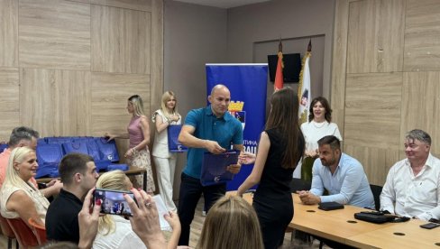 ВУКОВЦИ НА БИЛБОРДИМА: Награђени најбољи ђаци средњих и основних школа са територије Вождовца ВУКОВЦИ НА БИЛБОРДИМА: Награђени најбољи ђаци средњих и основних школа са територије Вождовца