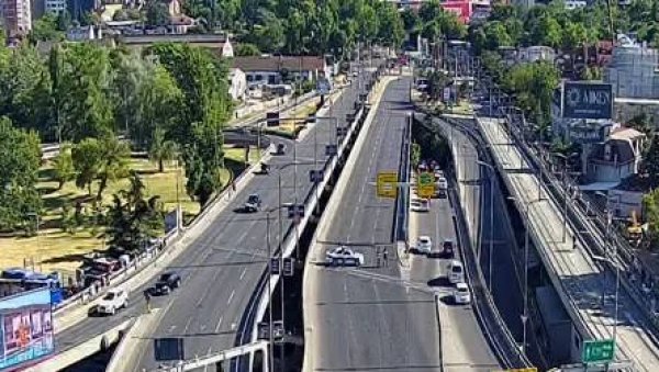 БЛОКАДЕРИ ПОНОВО МАЛТРЕТИРАЈУ НАРОД: Кружни ток на Аутокоманди блокиран у време када се људи враћају са посла! (ФОТО) БЛОКАДЕРИ ПОНОВО МАЛТРЕТИРАЈУ НАРОД: Кружни ток на Аутокоманди блокиран у време када се људи враћају са посла! (ФОТО)