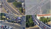 СВЕ КЉУЧНЕ УЛИЦЕ И МОСТОВИ ПРОХОДНИ: Блокадери се појаве на минут, па побегну од полиције! Једини циљ је малтретирање грађана СВЕ КЉУЧНЕ УЛИЦЕ И МОСТОВИ ПРОХОДНИ: Блокадери се појаве на минут, па побегну од полиције! Једини циљ је малтретирање грађана