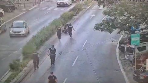 ПОГЛЕДАЈТЕ ШТА ЈЕ БЛОКАДЕРСКА ПОЛИТИКА: Окренеш контејнер, избациш смеће и бежиш као зец - који је смисао? (ВИДЕО)