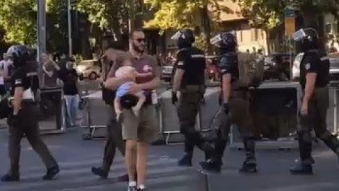 SRAMNO: Blokader vuče detence na blokade na 40 stepeni (VIDEO) SRAMNO: Blokader vuče detence na blokade na 40 stepeni (VIDEO)