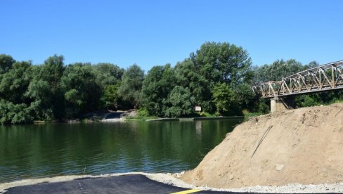 ЈОШ НИЈЕ ИЗВЕСНА СУДБИНА ЖЕЛЕЗНИЧКО-ДРУМСКОГ МОСТА КОД СВИЛАЈНЦА, КОЈИ ЈЕ ЗАТВОРЕН ЗБОГ НЕБЕЗБЕДНОСТИ Преко Мораве само понтоном ЈОШ НИЈЕ ИЗВЕСНА СУДБИНА ЖЕЛЕЗНИЧКО-ДРУМСКОГ МОСТА КОД СВИЛАЈНЦА, КОЈИ ЈЕ ЗАТВОРЕН ЗБОГ НЕБЕЗБЕДНОСТИ Преко Мораве само понтоном