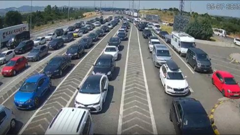 PRAVI LETNJI HAOS NA GRANICAMA: Kolone ka Grčkoj, ali i na ovom prelazu - na vrelini se čeka i do tri sata (FOTO)
