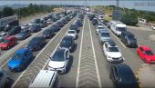 PRAVI LETNJI HAOS NA GRANICAMA: Kolone ka Grčkoj, ali i na ovom prelazu - na vrelini se čeka i do tri sata (FOTO) PRAVI LETNJI HAOS NA GRANICAMA: Kolone ka Grčkoj, ali i na ovom prelazu - na vrelini se čeka i do tri sata (FOTO)