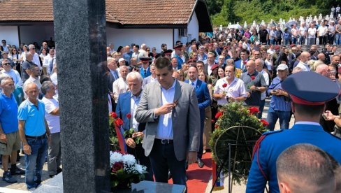 ŠEŠELJ NA ČELU: Radikali na pomenu u Bratuncu (FOTO) ŠEŠELJ NA ČELU: Radikali na pomenu u Bratuncu (FOTO)