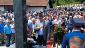 ШЕШЕЉ НА ЧЕЛУ: Радикали на помену у Братунцу (ФОТО)