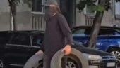 ОГОЉЕН САВ АПСУРД БЛОКАДЕРА: Маскирани терориста или студент који носи гуме јер је кренуо на саобраћајни факултет? (ФОТО)