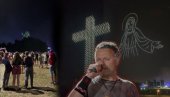 УКАЗАЛА ИМ СЕ ГОСПА НА НЕБУ Јато дронова формирало и криж - величају усташтво, а истичу крст и Богородицу (ВИДЕО)
