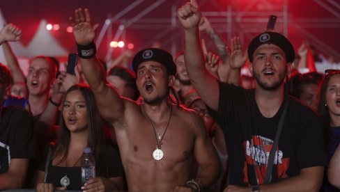 USTAŠKO DIVLJANJE U ZAGREBU NE STAJE! Tompson i rulja slave genocidnu Oluju i progon Srba! Čuo se i govor Franje Tuđmana! (VIDEO/FOTO)