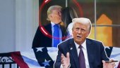 НЕ МОЖЕ ОЧИМА ДА ГА ГЛЕДА Трамп кренуо да пољуби Млеанију, њена реакција говори све (ФОТО/ВИДЕО)