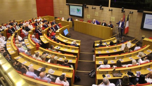 БЛИСКИ ВЕКОВИМА: У француском сенату одржана конференција на тему пријатељства између Француске и Србије БЛИСКИ ВЕКОВИМА: У француском сенату одржана конференција на тему пријатељства између Француске и Србије