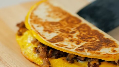 JAKO SE BRZO PRIPREMAJU: Tortilje sa slaninicom i sirom JAKO SE BRZO PRIPREMAJU: Tortilje sa slaninicom i sirom