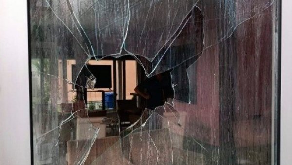 ЈЕЗИВО НАСИЉЕ БЛОКАДЕРА У БАЈИНОЈ БАШТИ! Огласио се СНС одбор: Поломио стакла, уринирао по ходнику, претио председнику општине пред унуцима ЈЕЗИВО НАСИЉЕ БЛОКАДЕРА У БАЈИНОЈ БАШТИ! Огласио се СНС одбор: Поломио стакла, уринирао по ходнику, претио председнику општине пред унуцима