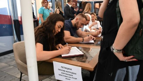 VELIKI BROJ GRAĐANA ČEKA U REDU: Prikupljanje potpisa za peticiju protiv gradnje novih mostova na Ibru (FOTO)