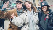 СВО ЛИЦЕМЕРЈЕ БЛОКАДЕРА: Пумпа на протестима против Вучића, а држи локал у Вучићевом Београду на води )ФОТО)