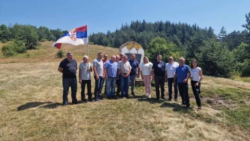 POLAGANJE VENACA PALIM BORCIMA NA PETROVOJ GORI: Sećanje na pobedu
