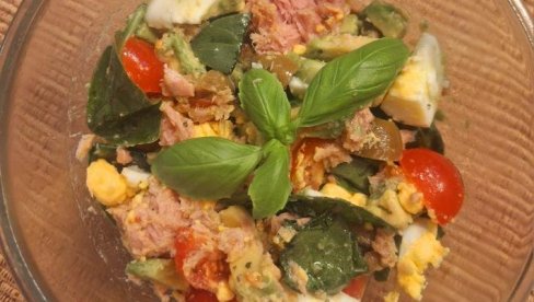 SALATA SA TUNJEVINOM, JAJETOM I SPANAĆEM: Odlična za letnje dane SALATA SA TUNJEVINOM, JAJETOM I SPANAĆEM: Odlična za letnje dane